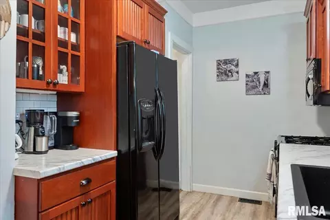 Kitchen - 925 S Walnut St, Springfield, IL 62704 photo 3 of 4