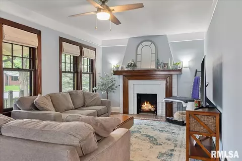 Living - 925 S Walnut St, Springfield, IL 62704 photo 1 of 3