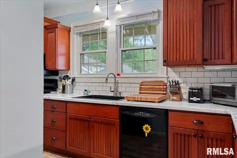 Kitchen - 925 S Walnut St, Springfield, IL 62704 photo 1 of 4