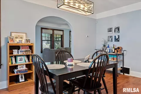 Dining - 925 S Walnut St, Springfield, IL 62704 photo 3 of 4