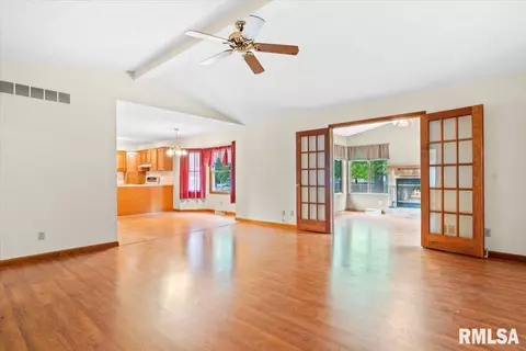 Living - 6304 Kate Ct, Springfield, IL 62712 photo 2 of 6