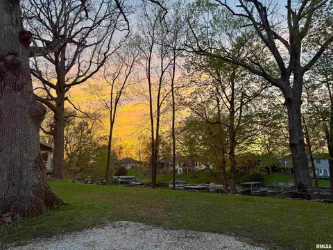 374 Fir Rd, Petersburg, IL 62675
