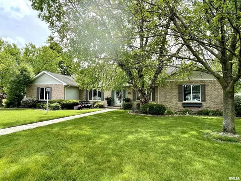 8 Westminster Dr, Lincoln, IL 62656