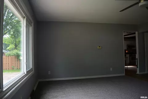 2309 Grinnell Dr, Springfield, IL 62703 photo 2