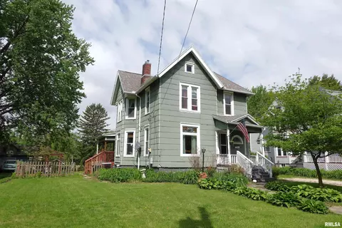 956 N Cedar St, Galesburg, IL 61401