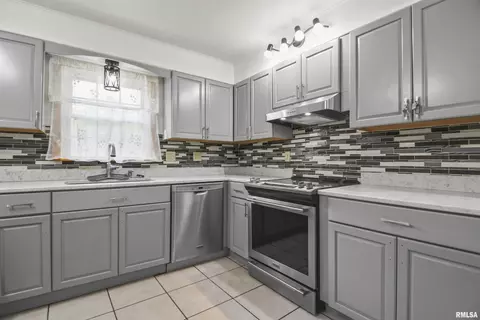 123 N Douglas Ave, Springfield, IL 62702 photo 9