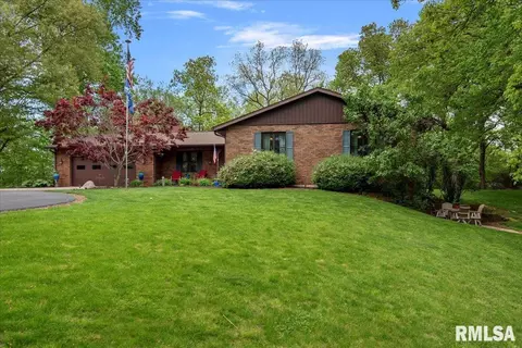 9790 Oakwood Ln, Petersburg, IL 62675