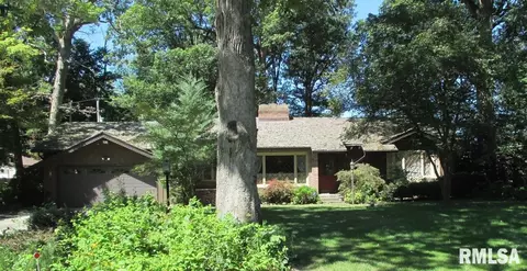 25 Pebble Beach Dr, Lincoln, IL 62656
