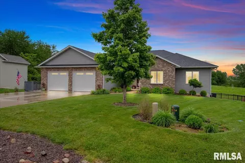 208 Hillcrest Dr, Mechanicsburg, IL 62545