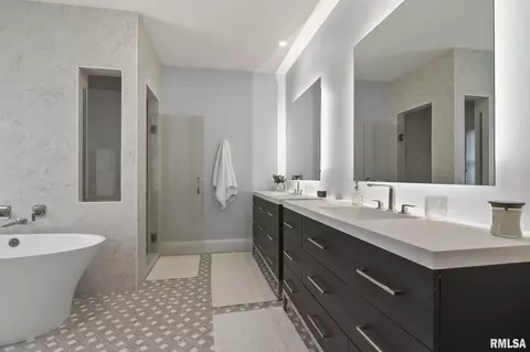 Bath - 1608 S Wiggins Ave, Springfield, IL 62704 photo 5 of 9