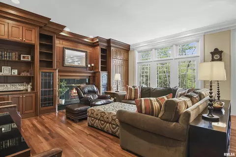 Living - 1608 S Wiggins Ave, Springfield, IL 62704 photo 3 of 3