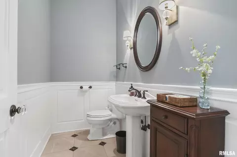 Bath - 1608 S Wiggins Ave, Springfield, IL 62704 photo 1 of 9