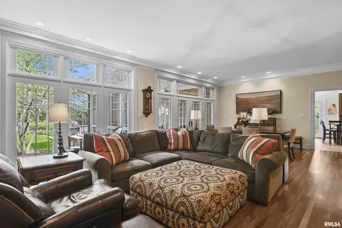 Living - 1608 S Wiggins Ave, Springfield, IL 62704 photo 2 of 3