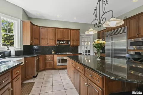 Kitchen - 1608 S Wiggins Ave, Springfield, IL 62704 photo 4 of 6