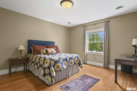 Bedroom - 1608 S Wiggins Ave, Springfield, IL 62704 photo 6 of 10