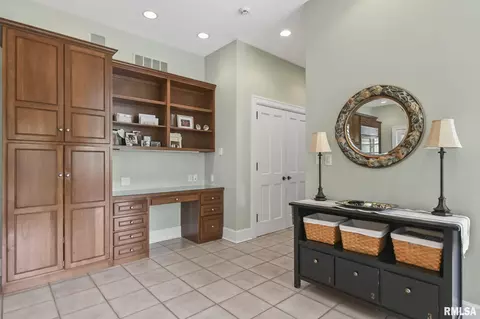 Entry Way - 1608 S Wiggins Ave, Springfield, IL 62704 photo 4 of 7