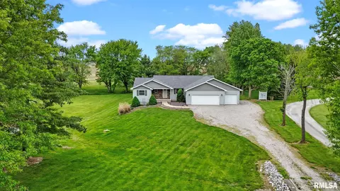 820 W North St, Girard, IL 62640