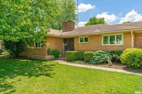 449 Minder Dr, Lincoln, IL 62656 photo 2