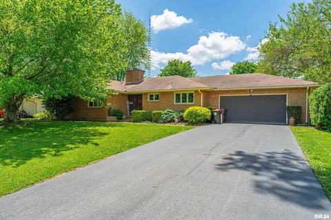 449 Minder Dr, Lincoln, IL 62656