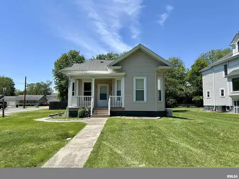 304 N High St, Carlinville, IL 62626
