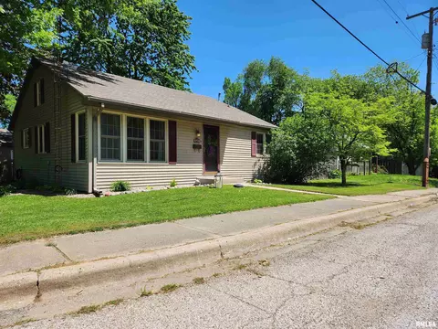 521 W Antle St, Petersburg, IL 62675