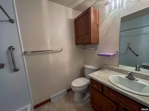 Bath - 116 Exeter Ct, Springfield, IL 62704 photo 2 of 3