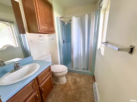 Bath - 116 Exeter Ct, Springfield, IL 62704 photo 1 of 3