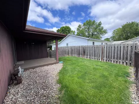 Exterior - 116 Exeter Ct, Springfield, IL 62704 photo 5 of 6