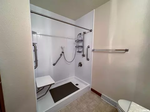 Bath - 116 Exeter Ct, Springfield, IL 62704 photo 3 of 3