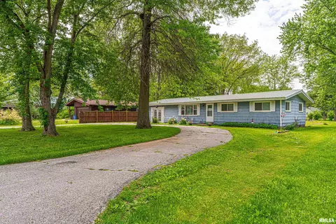 302 S 1st St, Easton, IL 62633