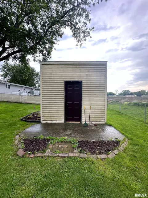 308 N Cedar St, Abingdon, IL 61410 photo 10