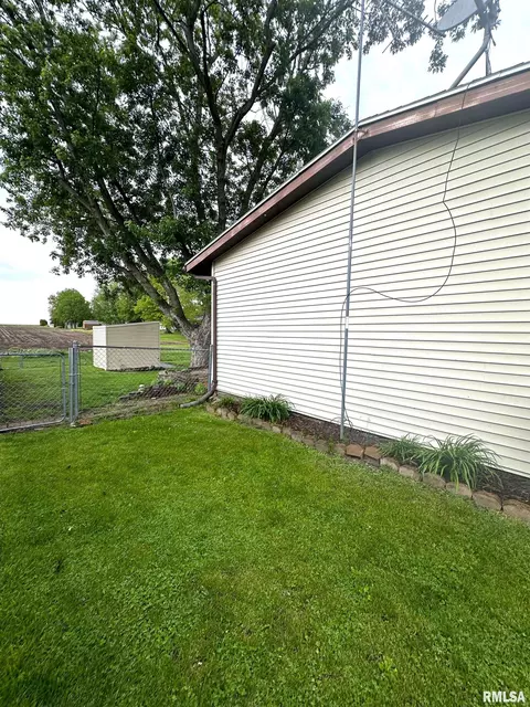 308 N Cedar St, Abingdon, IL 61410 photo 4