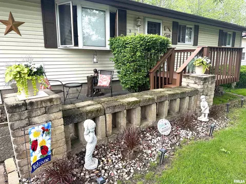 308 N Cedar St, Abingdon, IL 61410 photo 2