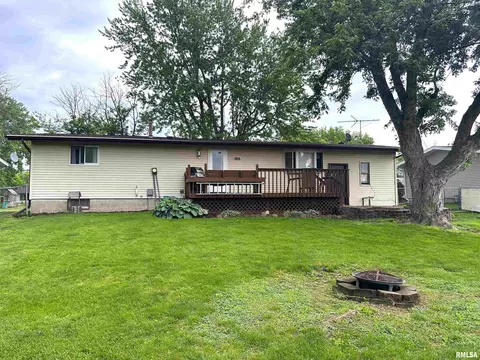 308 N Cedar St, Abingdon, IL 61410 photo 5