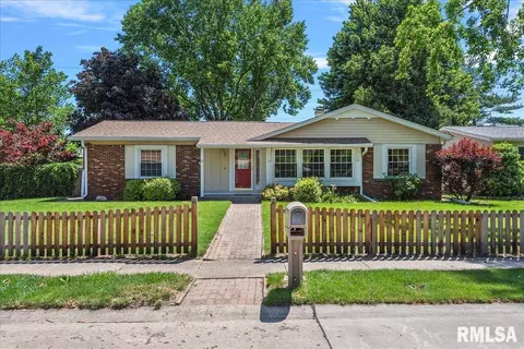 16 Red Oak Ln, Springfield, IL 62712