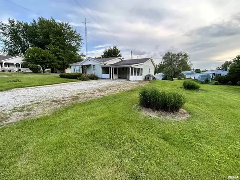 360 E Sylvan St, Virginia, IL 62691 photo 3