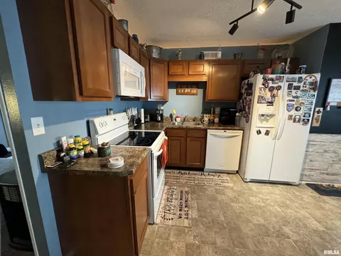 Kitchen - 1804 Hastings Rd, Springfield, IL 62702 photo 1 of 2