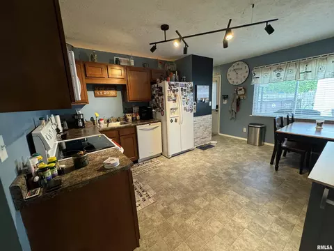 Kitchen - 1804 Hastings Rd, Springfield, IL 62702 photo 2 of 2