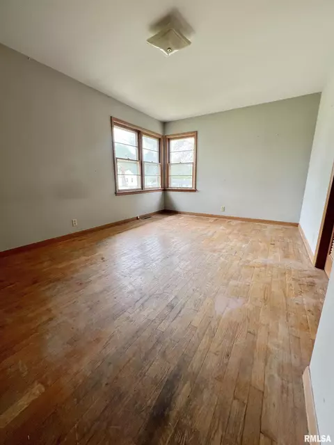 490 E North St, Pittsfield, IL 62363 photo 4