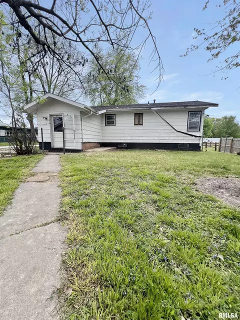 490 E North St, Pittsfield, IL 62363 photo 2