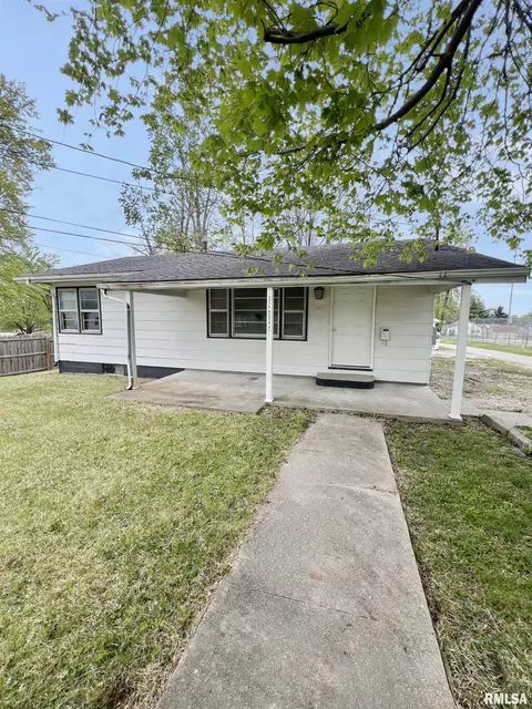 490 E North St, Pittsfield, IL 62363