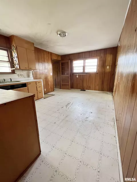 490 E North St, Pittsfield, IL 62363 photo 7