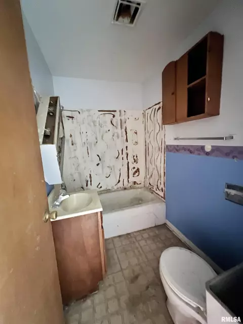 490 E North St, Pittsfield, IL 62363 photo 18