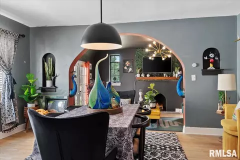 Dining - 2433 S 7th St, Springfield, IL 62703 photo 5 of 6