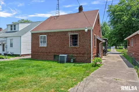 Exterior - 2433 S 7th St, Springfield, IL 62703 photo 3 of 5
