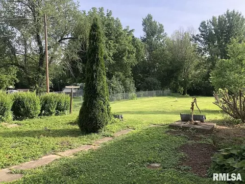 Exterior - 541 E Bearstown St, Virginia, IL 62691 photo 5 of 11