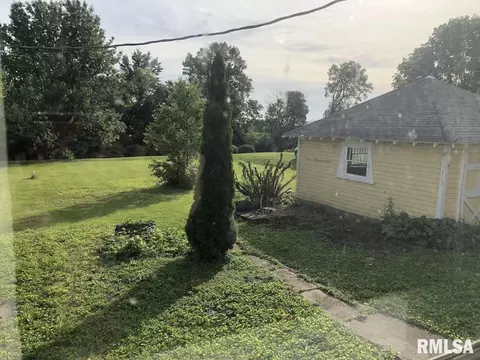 Exterior - 541 E Bearstown St, Virginia, IL 62691 photo 3 of 11