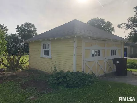 Exterior - 541 E Bearstown St, Virginia, IL 62691 photo 4 of 11