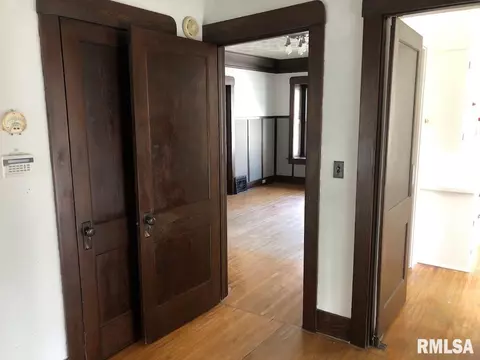 Entry Way - 541 E Bearstown St, Virginia, IL 62691 photo 3 of 7