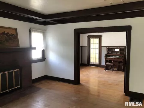 Living - 541 E Bearstown St, Virginia, IL 62691 photo 1 of 6